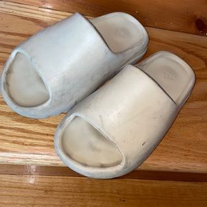 Yeezy Slides Bone